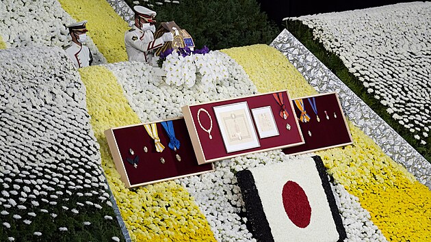 Barevn str umisuje ostatky bvalho japonskho premira inz Abeho bhem sttnho pohbu. (27. z 2022)