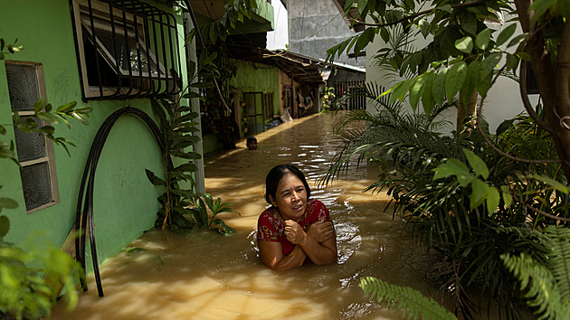 Obyvatelka Filipn po kod napchan tajfunem Noru. (27. z 2022)