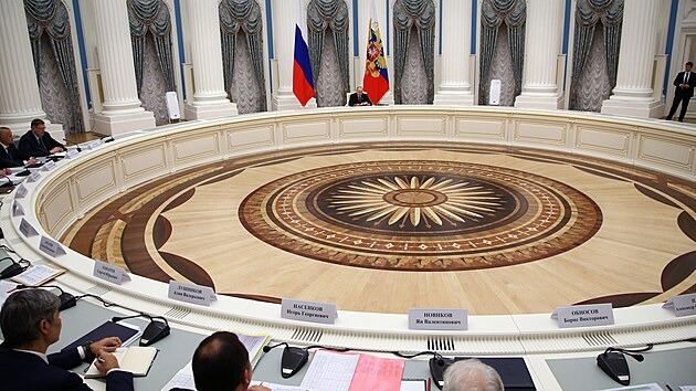 Rusk prezident Vladimir Putin pedsed setkn veden podnik vojensko-prmyslovho komplexu v Kremlu. (20. z 2022)