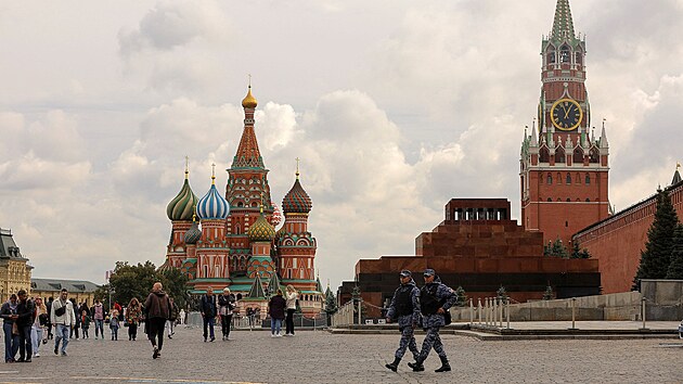 Lidé procházejí po Rudém námstí poblí Chrámu Vasila Blaeného v Moskv. (21....