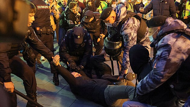 Ruští policisté v Moskvě zatýkají lidi, kteří přišli demonstrovat proti částečné mobilizaci. (21. září 2022)