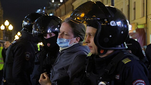 Rut policist v Moskv zatkaj lidi, kte pili demonstrovat proti sten mobilizaci. (21. z 2022)