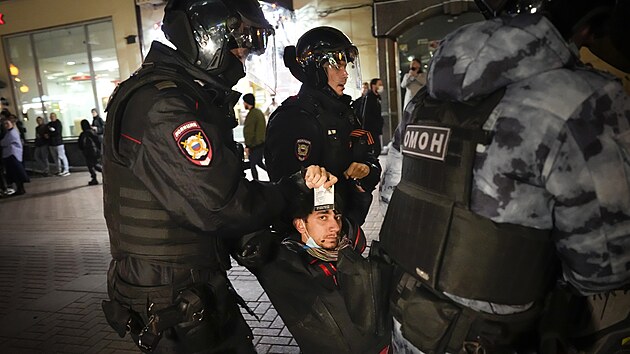 Ruští policisté v Moskvě zatýkají lidi, kteří přišli demonstrovat proti částečné mobilizaci. (21. září 2022)