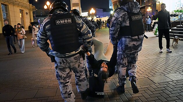 Rut policist v Moskv zatkaj lidi, kte pili demonstrovat proti sten mobilizaci. (21. z 2022)