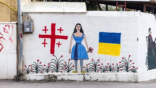 Malba na podporu Ukrajiny na ulici v gruznskm Tbilisi (duben 2022)