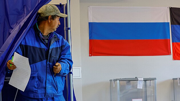 Muž v Mariupolu hlasuje v referendu o připojení samozvané Doněcké lidové republiky k Rusku. (24. září 2022)