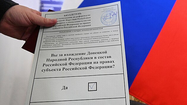 Lidé v Rostově na Donu hlasují v referendu o připojení okupovaných území na Ukrajině k Rusku. (24. září 2022)