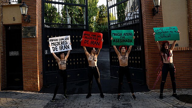 Aktivistky z hnut Femen v Madridu protestovaly ped rnskou ambasdou na znamen solidarity s rnskmi enami. (23. z 2022)