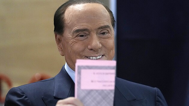 Silvio Berlusconi v Miláně volí v předčasných parlamentních volbách. (25. září 2022)