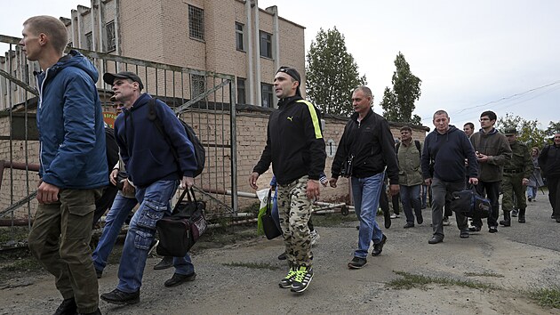 Ruští rekruti procházejí kolem vojenského náborového střediska v ruském Volgogradu. (24. září 2022)