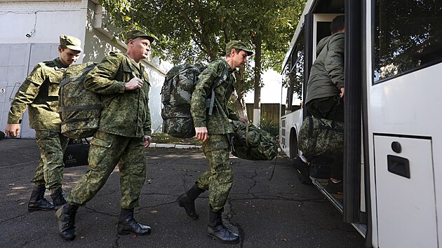 Rut rekruti sed v autobuse pobl vojenskho nborovho stediska v Krasnodaru. (25. z 2022)