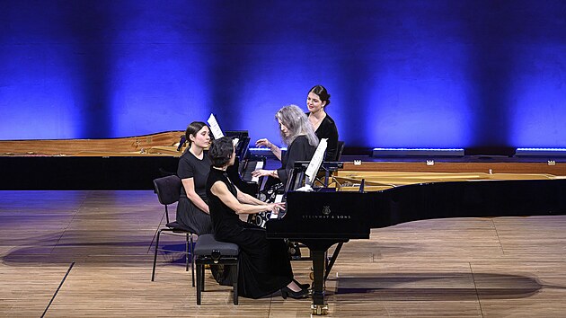 Pianistky Marie Meerovitchová a Martha Argerichová (a jejich obracečky not) na koncertě Dvořákovy Prahy