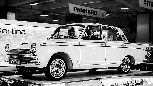 P�vodn� uva�ovan� n�zev Ford Consul 225 let�l do ko�e. M�sto n�j padla volba na jm�no Cortina, podle italsk�ho ly�a�sk�ho st�ediska Cortina d�Ampezzo, kter� v roce 1956 hostilo zimn� olympi�du.