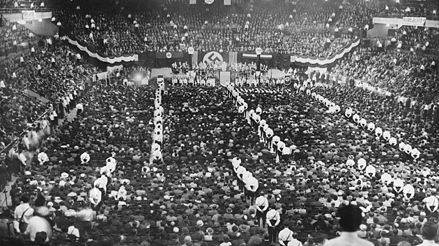 Nacistick� var. V roce 1934 se v newyorsk� Madison Square Garden se�lo dva a p�l tis�ce aktivist�.