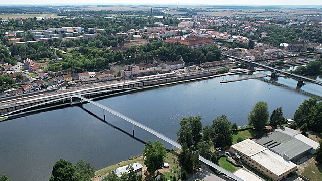 První varianta překonává Labe z ulice Štěpárna na levém břehu a sportovní halou na pravém břehu.