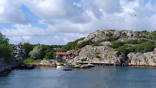 Pohled z trajektu na pobřeží ostrova Köpstadsö