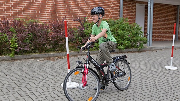 Nejrůznější hry jsou pro výuku cyklistických dovedností vůbec nejlepší. Slalom naučí děti mnohem víc než naštvané poučky od rodičů.
