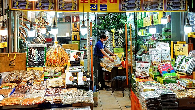 Na trhu Gwangjang se nabz jakkoli zbo, na jak si jen lovk vzpomene.