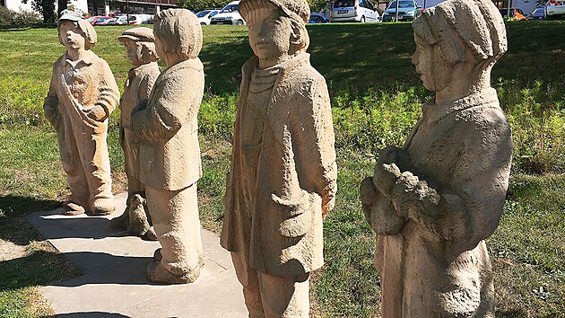 Sousoší hrdinů knihy Bylo nás pět v centru Rychnova nad Kněžnou. Je to dílo profesora hořické kameno-sochařské školy Michala Moravce.
