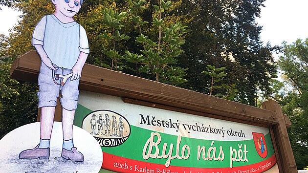 Jedno ze zastavení místní naučné stezky po stopách Karla Poláčka s obrázkem Čeňka Jirsáka