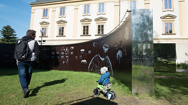 Nov stl expozice Zlnsk zrcadla, kter je instalovan v sadu Svobody, nabz uniktn pohled na historii msta (z 2022).