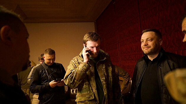 Zstupci zajatc z pluku Azov se po proputn seli s nelnkem Kyrylem Budanovem a ukrajinskm ministrem vnitra Denysem Monastyrskm. (22. z 2022)
