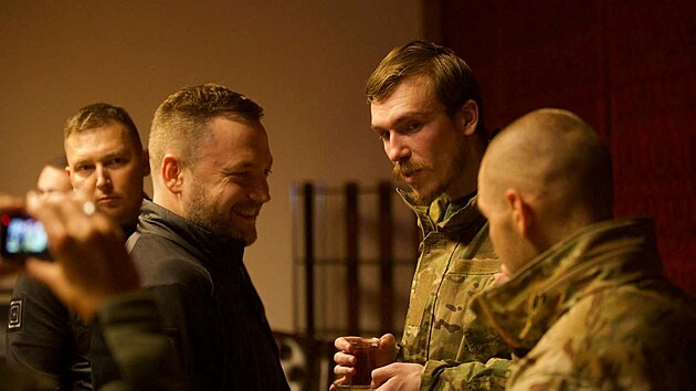 Zstupci zajatc z pluku Azov se po proputn seli s nelnkem ukrajinsk vojensk rozvdky Kyrylem Budanovem a ukrajinskm ministrem vnitra Denysem Monastyrskm. (22. z 2022)