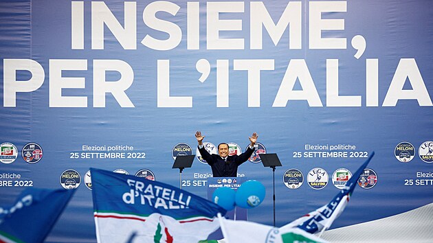 Pedseda strany Vzhru Itlie a bval premir Silvio Berlusconi na poslednm shromdn ped parlamentmi volbami (22. z 2022)