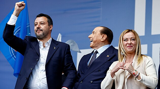 Zástupci italských krajně pravicových stran Matteo Salvini, Silvio Berlusconi a Giorgia Meloniová na shromáždění před parlamentními volbami (22. září 2022)