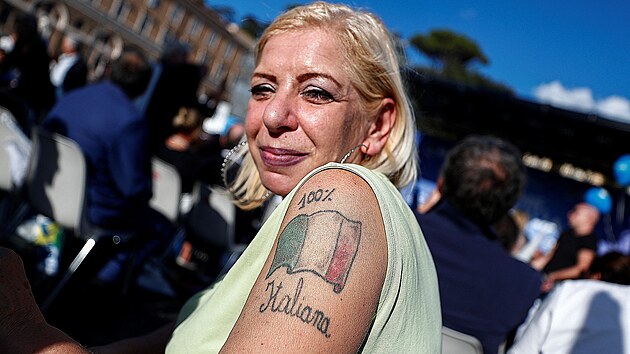 Účastnice závěrečné akce volební kampaně středopravicové koalice ukazuje tetování italské vlajky s nápisem „100% italská“. (22. září 2022)