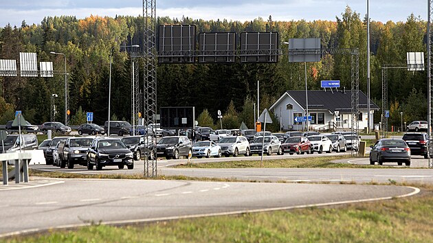 Kolony před rusko-finskou hranicí u přechodu Lappeenranta (22. září 2022)