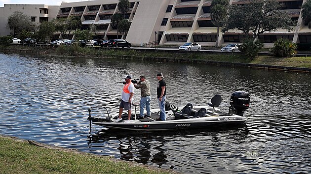 Steve McDonald, průvodce společnosti huntingiguanas.com, naviguje na Floridě loď, zatímco bratři Ivan Edwards a Aaron Edwards tráví den lovem leguánů. (11. února 2022)