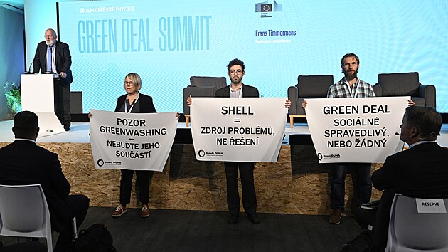Mstopedseda Evropsk komise Frans Timmermans na Green Deal Summitu v Praze pi protestu ekologickch organizac. (26. z 2022)