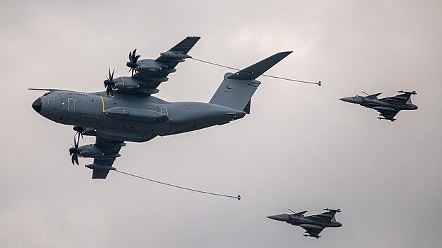 Ukzka tankovn za letu gripen eskch Vzdunch sil z nmeckho A400M Atlas na Dnech NATO v Ostrav