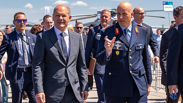 Velitel německých vzdušných sil Ingo Gerhartz (vpravo) se spolkovým kancléřem Olafem Scholzem