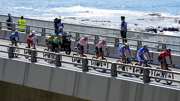 Cyklist na trati svtovho ampiontu v australskm Wollongongu. Druh a tet zprava jedou et zvodnci Zdenk tybar a Jan Hirt.