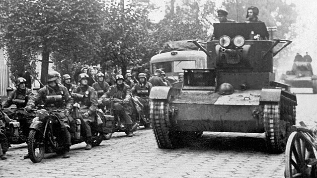 Sovtsk tank a nmeck motocykly na spolen vojensk pehldce v polskm Brest-Litevsku. (22. z 1939)