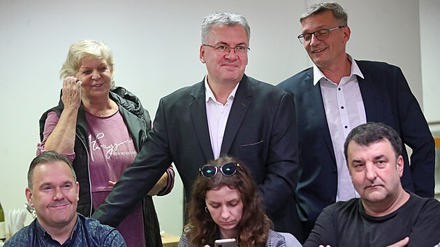 Ostravsk ldr SPD Peter Harvnek (horn ada uprosted) neskrval spokojenost z volebnch vsledk. (24. z 2022)