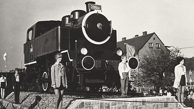 Fotografie ze slavnostnho odhalen parn lokomotivy v roce 1972 pi stm vro zprovoznn eleznice v Krnov.