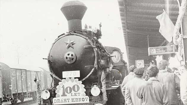 Fotografie ze slavnostnho odhalen parn lokomotivy v roce 1972 pi stm vro zprovoznn eleznice v Krnov.