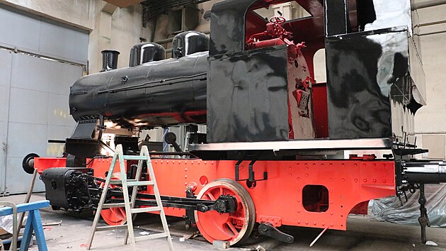 Parn lokomotiva z Krnova dostv svou pvodn podobu a prvn jnov den opt spoine na podstavci ped krnovskm ndram.
