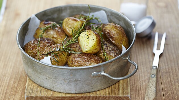 Pe�en� brambory k roastbeefu podle Delie Smith