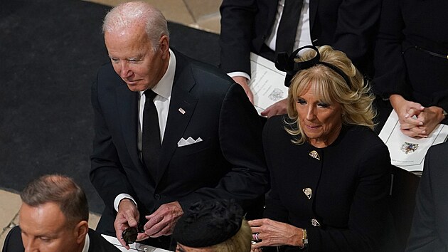 Americk prezident Joe Biden a prvn dma Jill sedli na pohbu britsk krlovny Albty II. a ve trnct ad. (19. z 2022)