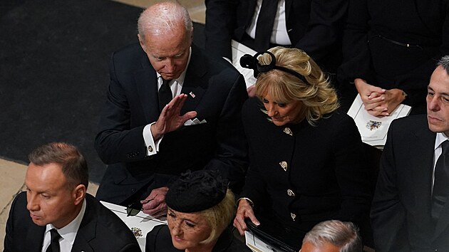 Americk prezident Joe Biden a prvn dma Jill sedli na pohbu britsk krlovny Albty II. a ve trnct ad. (19. z 2022)