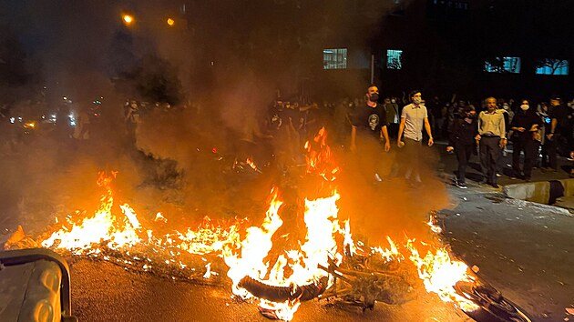 rnci v Tehernu protestuj proti vld pot, co v policejn vazb zemela mlad Mahs Amnov. (19. z 2022)