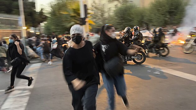 rnci v Tehernu protestuj proti vld pot, co v policejn vazb zemela mlad Mahs Amnov. (19. z 2022)