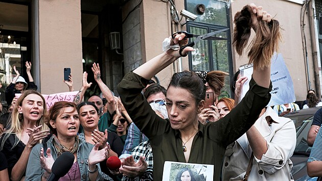 rnky protestuj proti vld pot, co v policejn vazb zemela mlad Mahs Amn. Demonstrace se konaj i za hranicemi rnu, tento snmek pochz z tureckho Istanbulu. (21. z 2022)