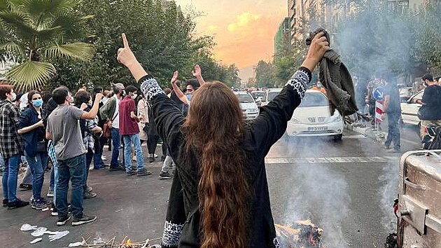 Íránci a Íránky protestují v ulicích Teheránu poté, co zemřela zatčená Mahsá Amíníová. (22. září 2022)