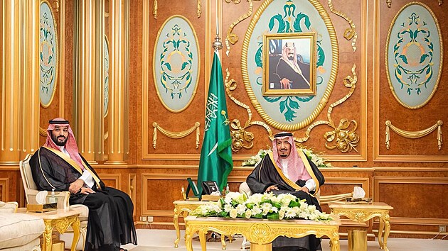 Krl Sadsk Arbie Salmn bin Abd al-Azz se svm synem a nstupcem trnu Muhammadem bin Salmnem (27. z 2022)