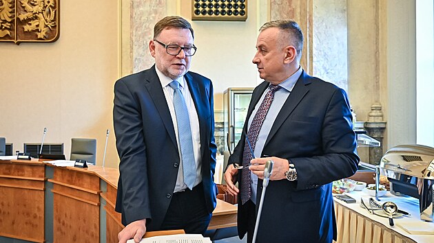 Ministr financí Zbynk Stanjura a ministr prmyslu a obchodu Jozef Síkela. (26. záí 2022)
